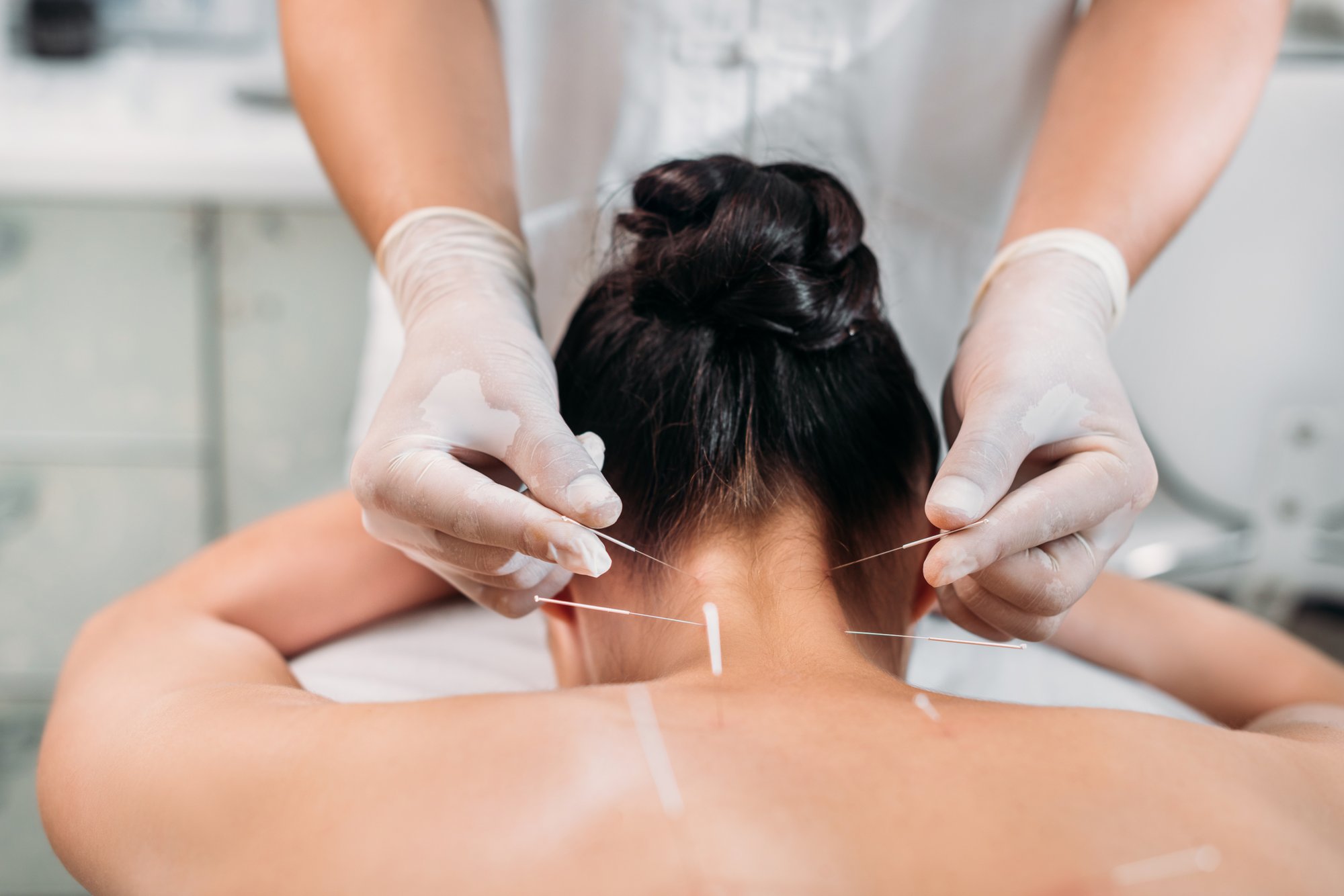 cropped-shot-of-cosmetologist-putting-needles-on-w-2024-11-19-12-02-20-utc
